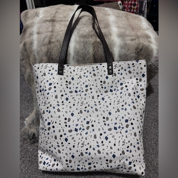 thirty-one Handbags - Thirty-One Around Town Tote in the Terrazzo Pebble pattern